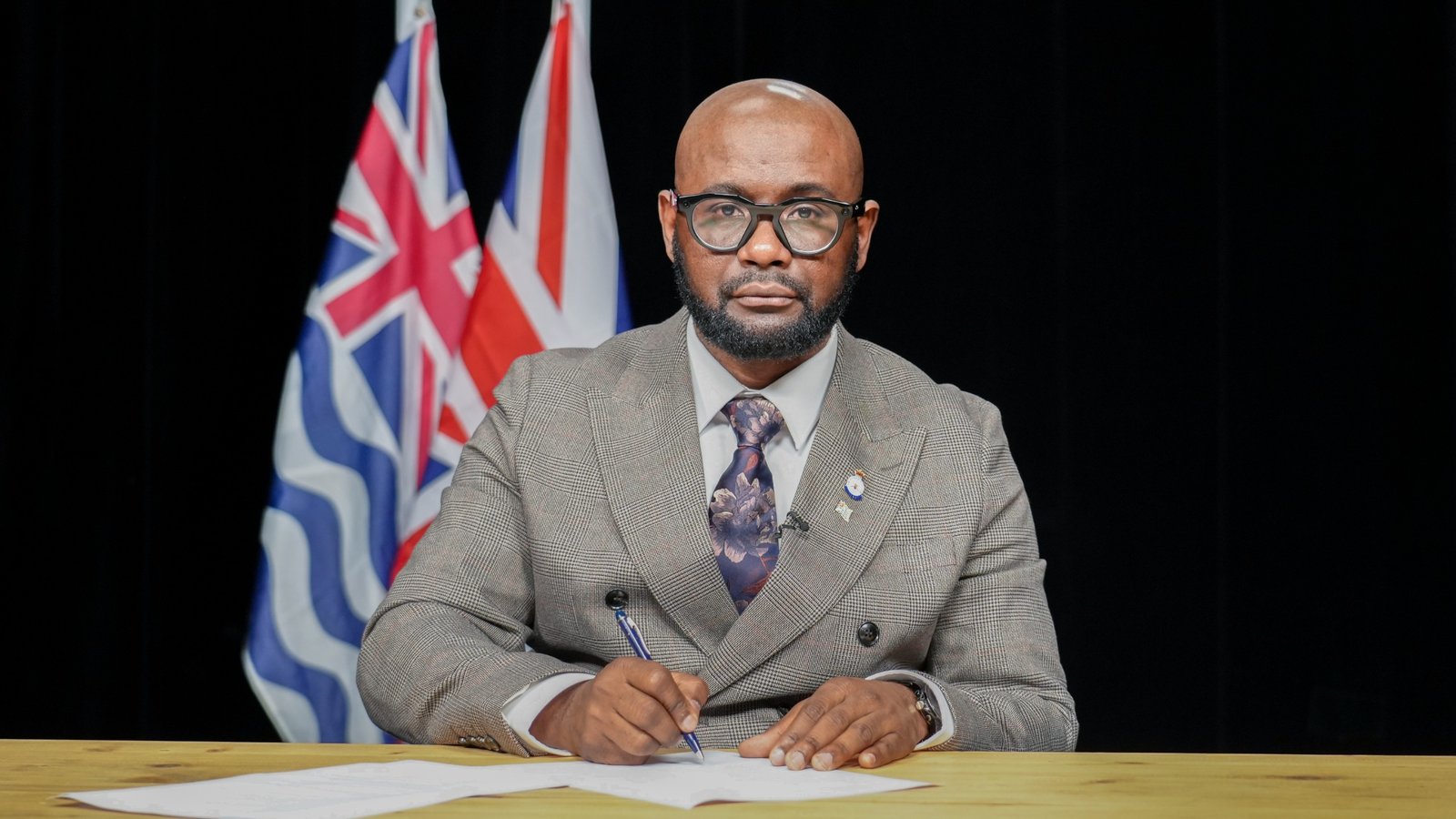 First Minister Misley Mandarin signing the declaration